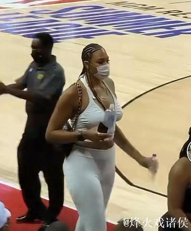 美媒:1米68的网红在一场单挑中战胜2米05的坎贝奇 美媒:1米68的网红在一场单挑中战胜2米05的坎贝奇